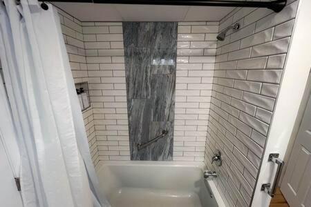 Cozy Private Apt Near Downtown Burlington Esterno foto