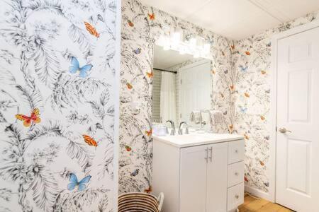 Cozy Private Apt Near Downtown Burlington Esterno foto